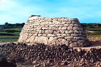 Naveta d'Es Tudons (vista lateral)