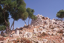 Remains of other houses between the central talayot and the wall